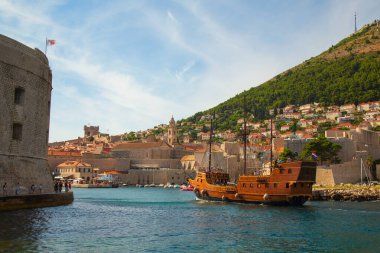 Dubrovnik, Hırvatistan - 11 Temmuz 2019: Hırvatistan 'ın eski Dubrovnik limanına giren eski bir turizm yelkenlisi.