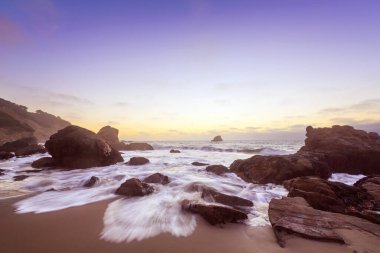 San Francisco sahilinde gün batımı gökyüzünde parlıyor.