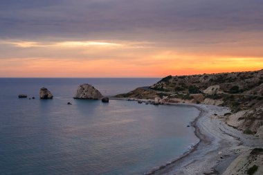 Günbatımında Kıbrıs 'ta Afrodit' in Plajı ve Kayası.