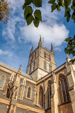 Londra Thames Nehri 'nin güney kıyısındaki Southwark Katedrali..