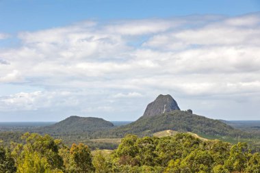 Queensland Avustralya 'daki Glass House Dağları' nın Ngungun Dağı 'ndan görüntü.