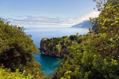 Portekiz 'in Madeira adasının Atlantik kıyı şeridinde korunaklı bir koy..