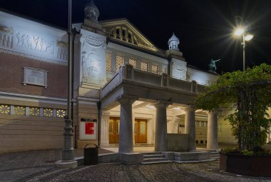 27 Ekim 2020 'de İtalya' nın güneyindeki Merano kentindeki tiyatronun ön girişi kapatıldı. Tiyatro COVID-19 yüzünden kapalı..