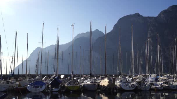 Imágenes de 4K 30 segundos de embarcaciones de amarre en el puerto deportivo de Riva del Garda, el puerto más grande del Lago de Garda en Italia. — Vídeos de Stock