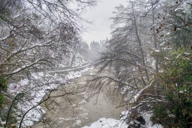 İtalya 'nın Merano kentindeki nehir ve gezinti alanı karla kaplı..