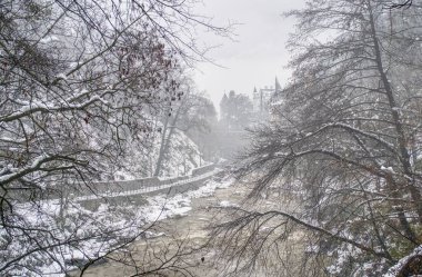 İtalya 'nın Merano kentindeki nehir ve gezinti alanı karla kaplı..