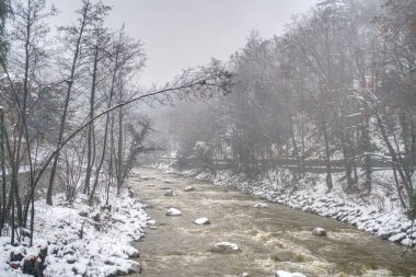 İtalya 'nın Merano kentindeki nehir ve gezinti alanı karla kaplı..