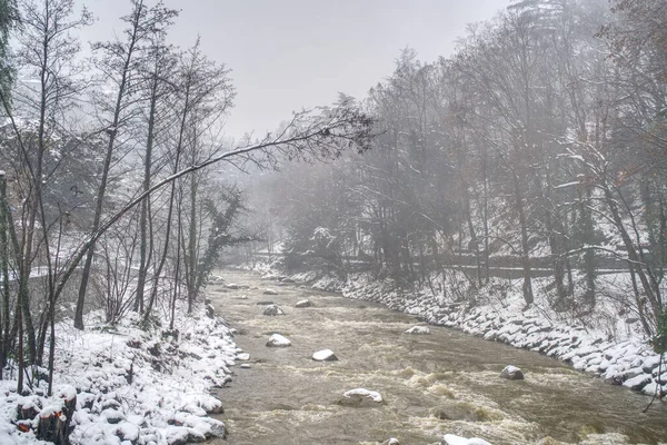 Ποταμός Passer και περίπατος στο Merano της Ιταλίας καλυμμένος από χιόνι. — Φωτογραφία Αρχείου