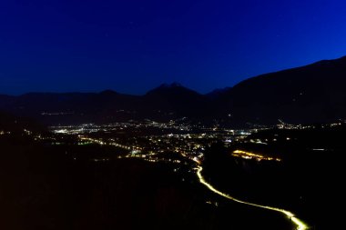 Güney Tyrol, İtalya 'daki Schenna kasabası Bir gece boyunca dramatik çekim.