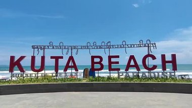 Okyanus dalgaları ve tropikal kıyı şeridiyle Bali 'deki Kuta Sahili' nin manzarası. Endonezya 'da turizm tanıtımı, tatil geçmişi, yaz tatili ve tropikal yaşam tarzı kavramları için uygun popüler seyahat merkezi.