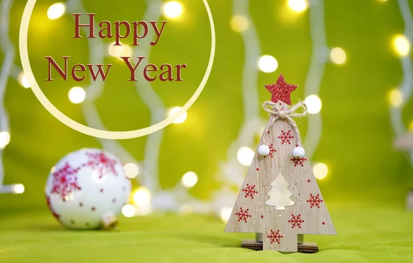Mutlu yıllar, Xmas pırıl pırıl ışık çelenkleri ahşap bir ringa kemiğiyle, kar taneli beyaz bir top.