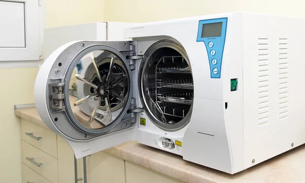 Tıp laboratuarında. Otoklavlar. Tıbbi cihazların sterilizasyonu. Tıbbi ekipman. Yüksek sıcaklık dezenfeksiyonu             