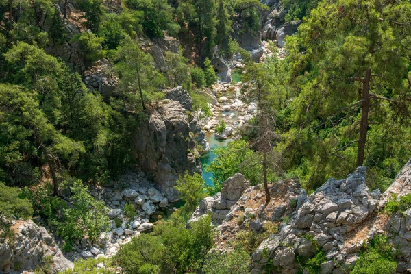 Yürüyüş yolu olan bir kanyon. Dağ nehri. Lycian 'ın dağ sırasındaki patikasının bir parçası.