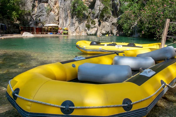 Sarı, şişme bot nehirde rafting yapmak için. Dağlarda, doğada aktif dinlenme. Bir grup insan için eğlence. Arka planda Kanyon.