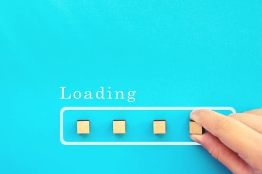 Yükleme, elle odun küpünü ilerleme çubuğuna koymak. Parlak mavi arkaplanda çubuk yükleniyor