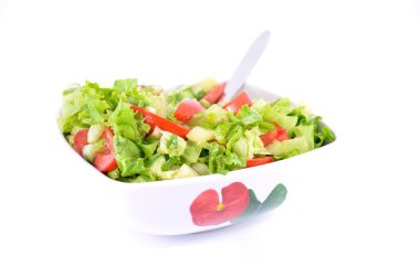 Bir salata kasesine taze sebze salatası