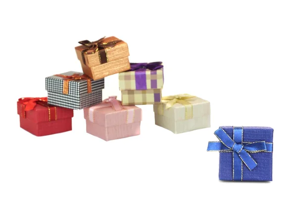 Primeros planos de la caja de regalo azul, diferentes cajas borrosas en blanco Backgrou —  Fotos de Stock