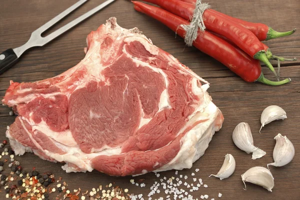 Bodegón con carne cruda de res en la madera rústica marrón —  Fotos de Stock