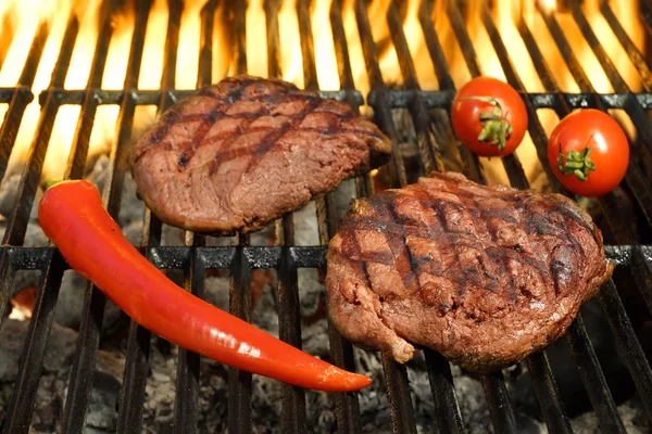 Dwa sirloin stek wołowy na gorącym Flaming BBQ Grill — Zdjęcie stockowe