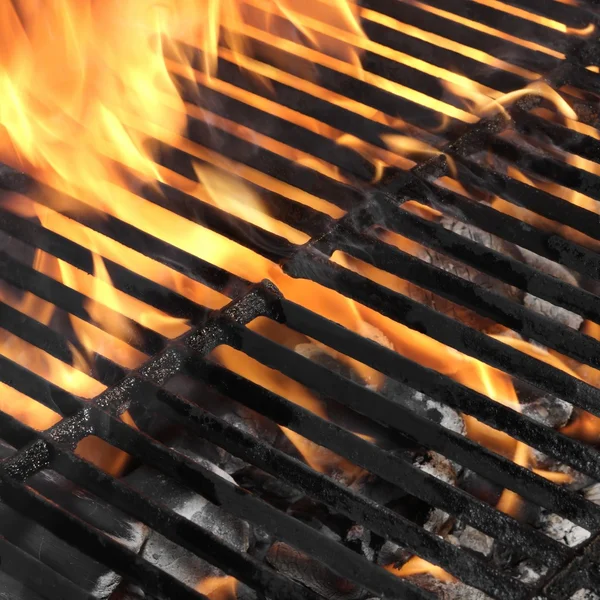 Grill vazio do fogo do churrasco e carvão de queima com chamas brilhantes . — Fotografia de Stock