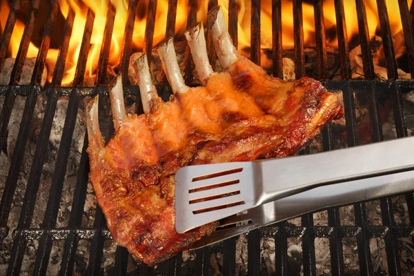 뜨거운 그릴에 바베 큐 소스 돼지고기 예비 갈비뼈와 절인 — 스톡 사진
