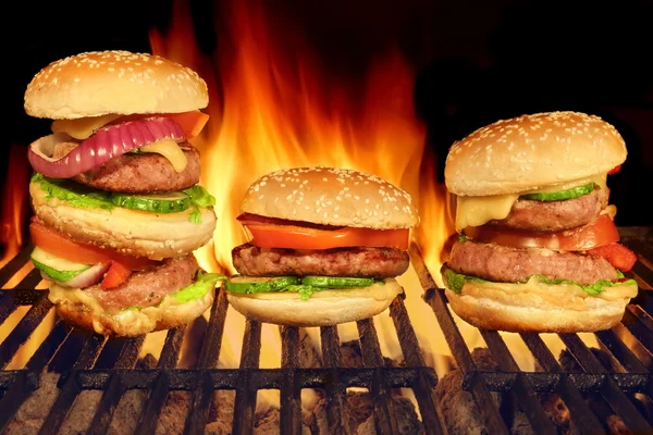 Hambúrgueres de queijo Hambúrgueres caseiros na churrasqueira em chamas quentes — Fotografia de Stock