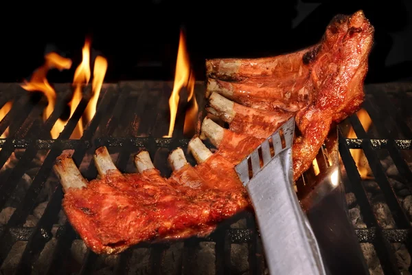 Pork Spare Ribs Barbecuing On The Flaming Charcoal Grill — 图库照片