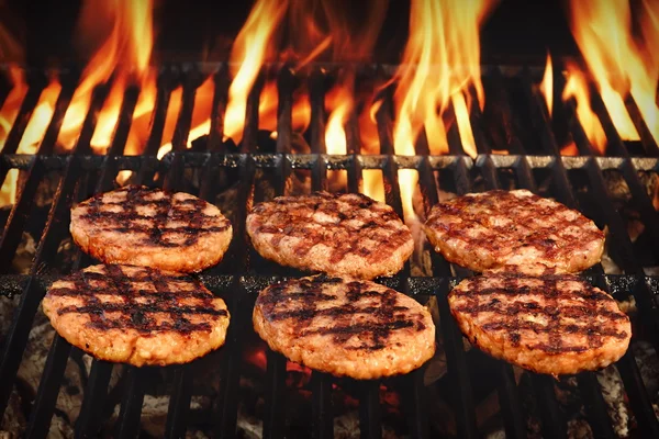 Marha hamburgerek a Hot Flaming BBQ szén grill — Stock Fotó