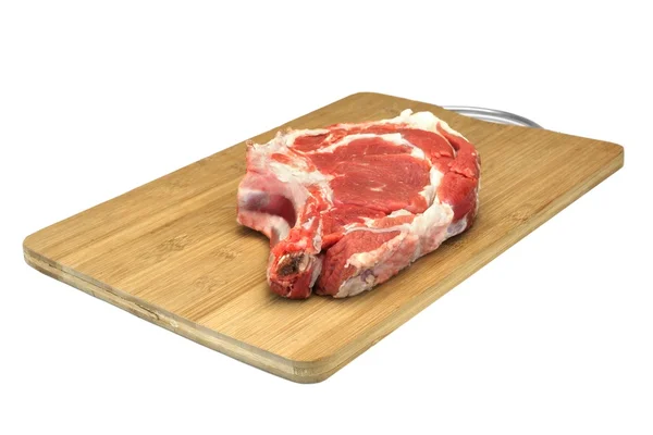 Bife de carne crua Ribeye no painel de corte de madeira isolado — Fotografia de Stock
