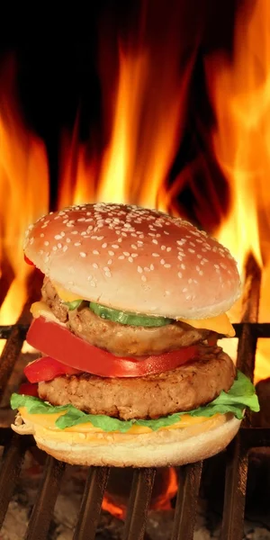 XXL Homemade Cheeseburgers On The BBQ Flaming Grill — 图库照片