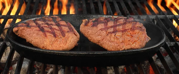 ホット バーベキュー燃えるグリルの 2 つの牛肉ステーキ — ストック写真