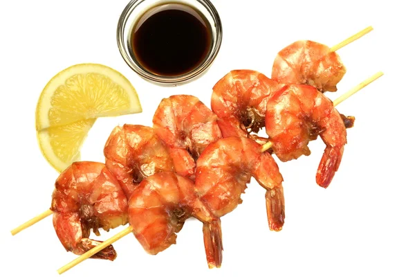 Grilled Shrimps On Wooden Skewer Lemon and Sauce White Isolated — Stock Photo, Image