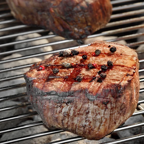 Grilled Beef Fillet Medallions On The Flaming Barbecue Grid — Stock Photo, Image