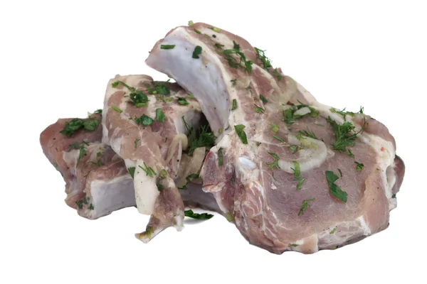 Bistecche di costoletta di maiale marinate crude isolate bianche per barbecue — Foto Stock