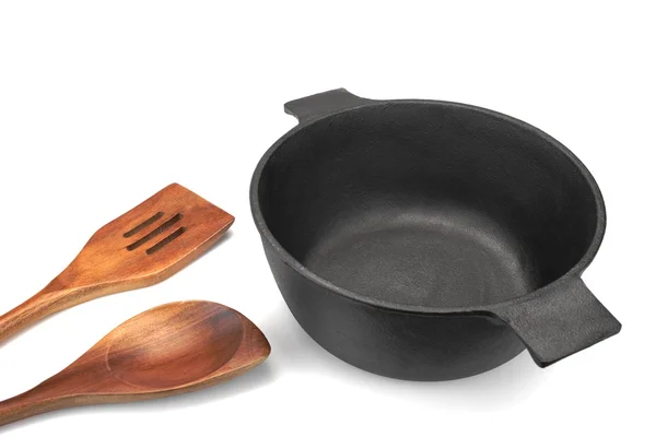 Pot de fonte vide, spatule en bois et cuillère de service isolée — Photo