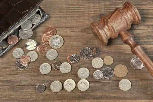 Monedero masculino abierto, monedas británicas y jueces martillo en madera — Foto de Stock
