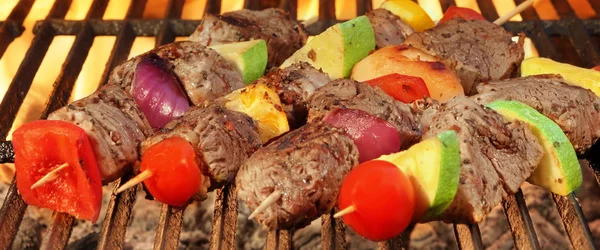 Grilované hovězí kebab na rozpáleném grilu detail. — Stock fotografie