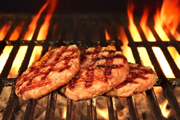 Tres Hamburguesas Caseras Doradas Parrilla Caliente Del Carbón Barbacoa Llama — Foto de Stock