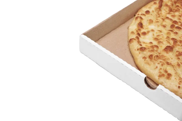 Круглий сирний пиріг або піца в білій картонній коробці, ізольовані — стокове фото