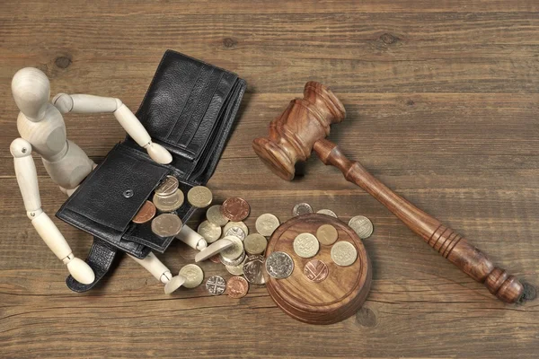 Wood Humane Figurine, Black Wallet With British Coins And Gavel — Stock Photo, Image