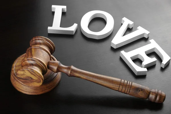 Rechters Gavel en teken liefde op de zwarte houten achtergrond — Stockfoto