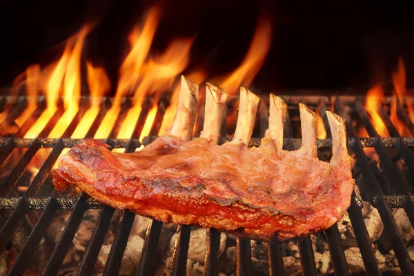 Mariniert mit BBQ-Sauce Schweinefleisch Spareribs auf heißem Grill — Stockfoto