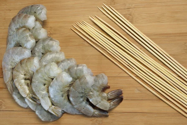 Many Raw King Shrimps On Wooden Board Isolated On White — Stock Photo, Image