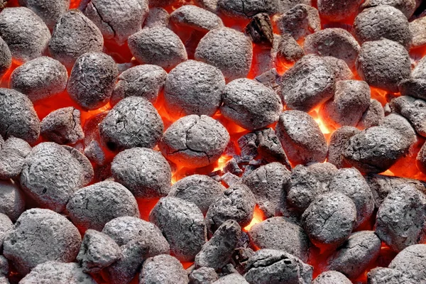 불타는 듯한 뜨거운 숯 연 탄, 근접 촬영으로 구 덩이 바베 큐 그릴 — 스톡 사진
