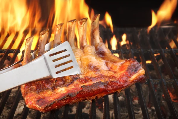 Mariniert mit BBQ-Sauce Schweinefleisch Spareribs auf heißem Grill — Stockfoto