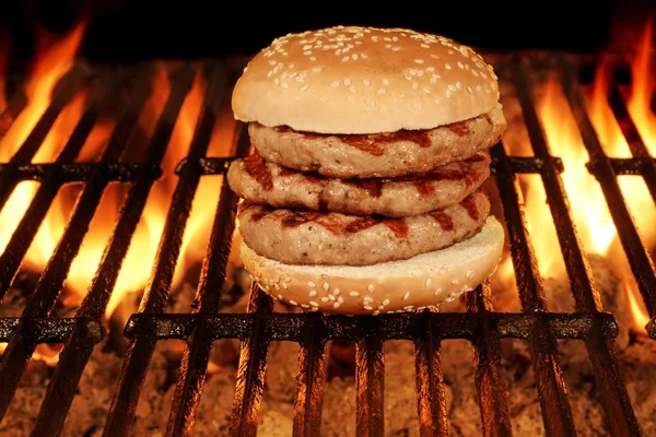 Zelfgemaakte grote hamburger op de hete Flaming BBQ Grill — Stockfoto