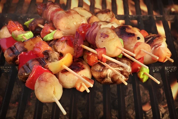 Barbacoa vegetariana. Kebabs vegetales en la parrilla de llama caliente, Clo — Foto de Stock