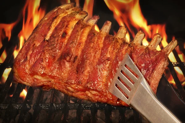 BBQ pieczony Baby back wieprzowe żebra na gorąco Flaming Grill — Zdjęcie stockowe