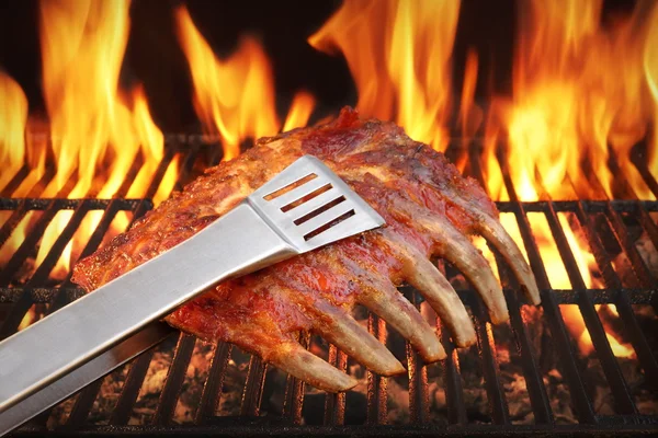 Marinert med BBQ-saus svinepelbein på varm grill – stockfoto