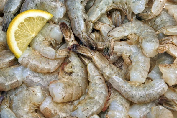 Many Raw Green King Size Shrimps With Lemon Slices — Stock Photo, Image